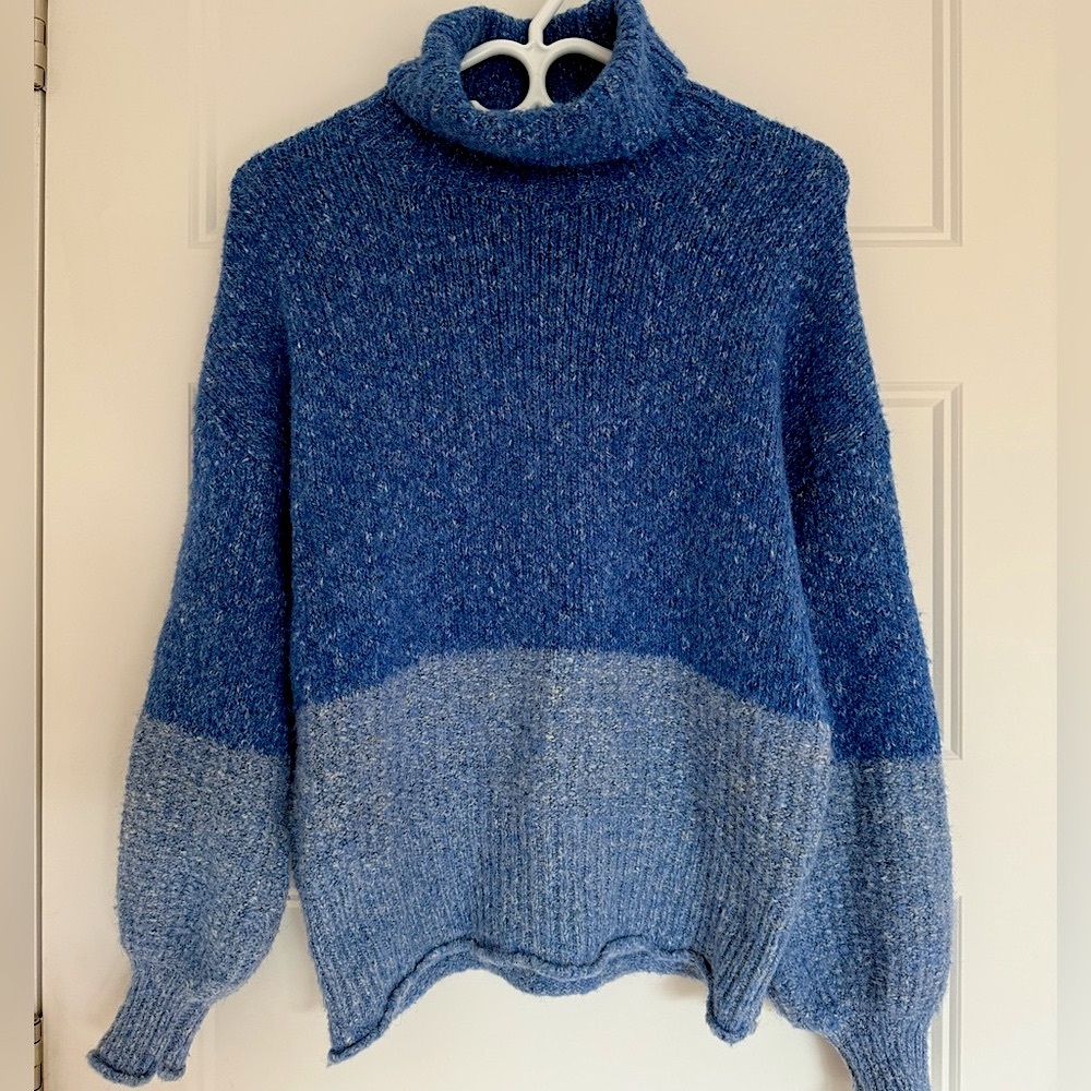 COZY BLUE COLOR BLOCK TURTLENECK SWEATER SIZE SMALL